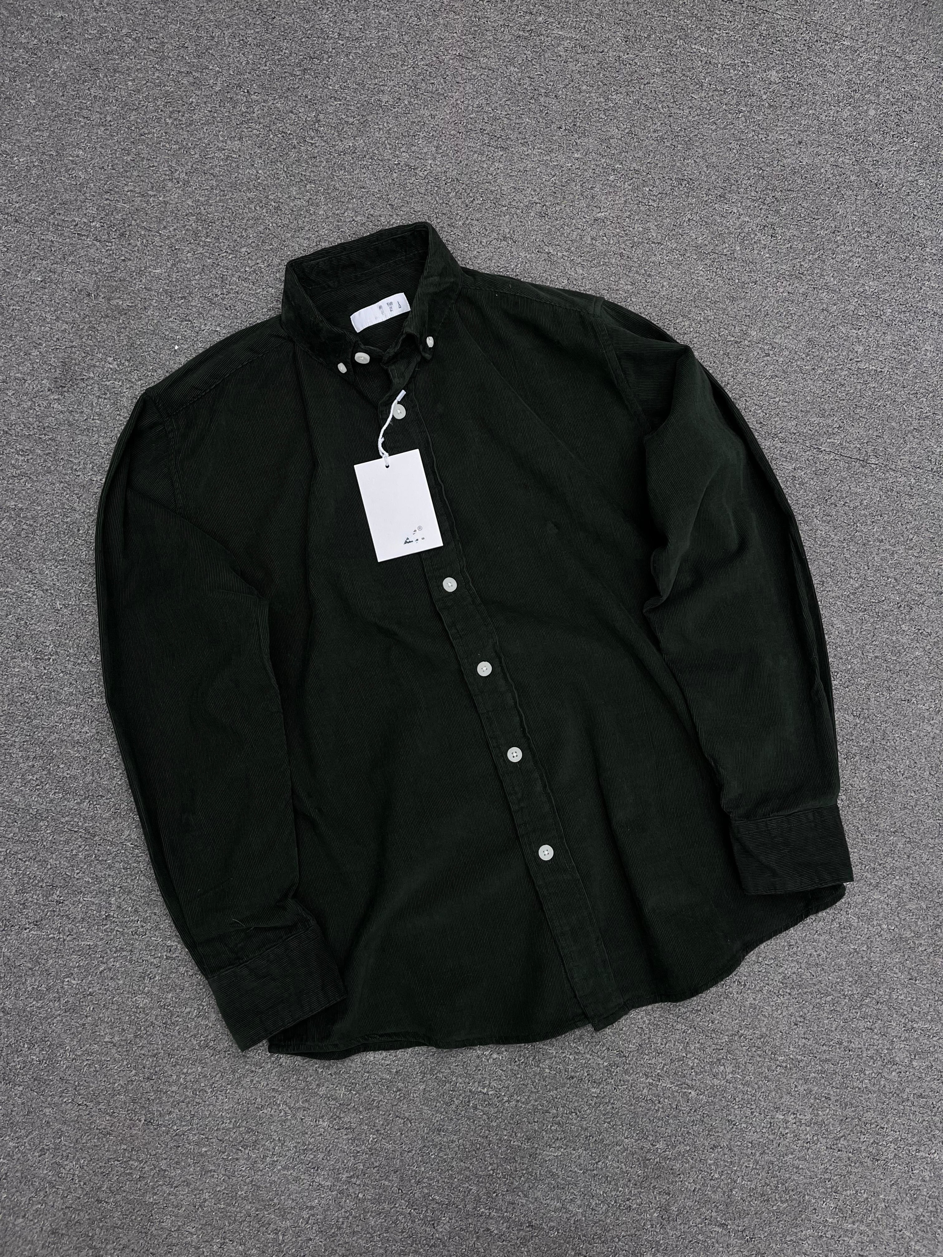 Corduroy plain
Relaxed Fit
10 colours
Size: S. M. L. XL.