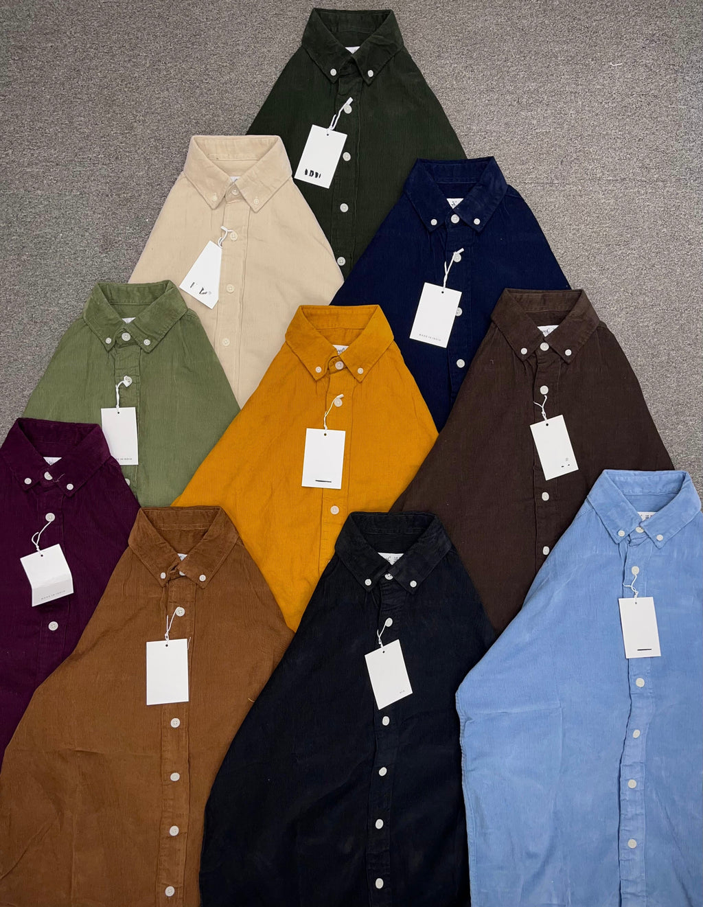 Corduroy plain
Relaxed Fit
10 colours
Size: S. M. L. XL.